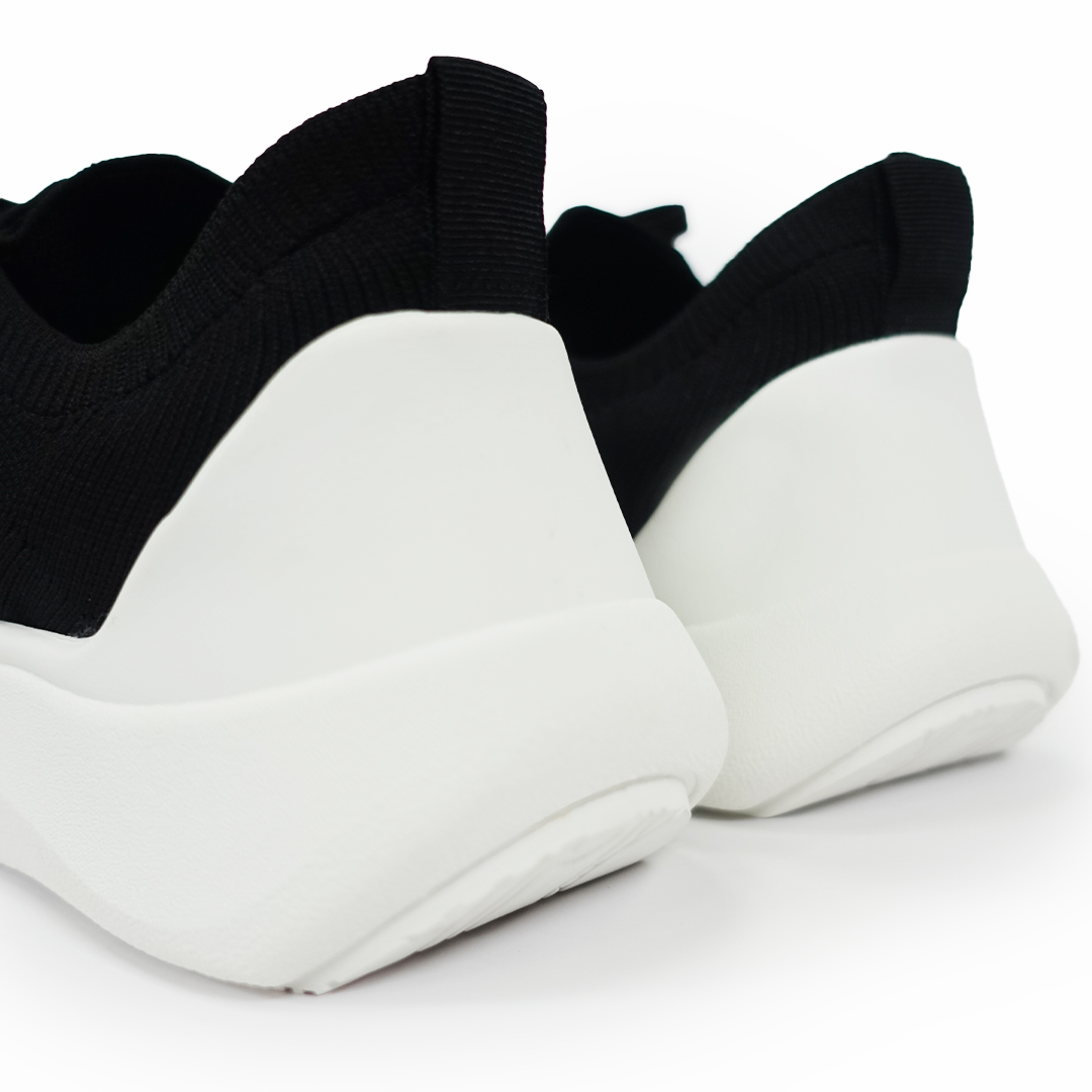 ストレッチニットスニーカー ブラック/ホワイト サイズ: レディースS（~22.5cm）