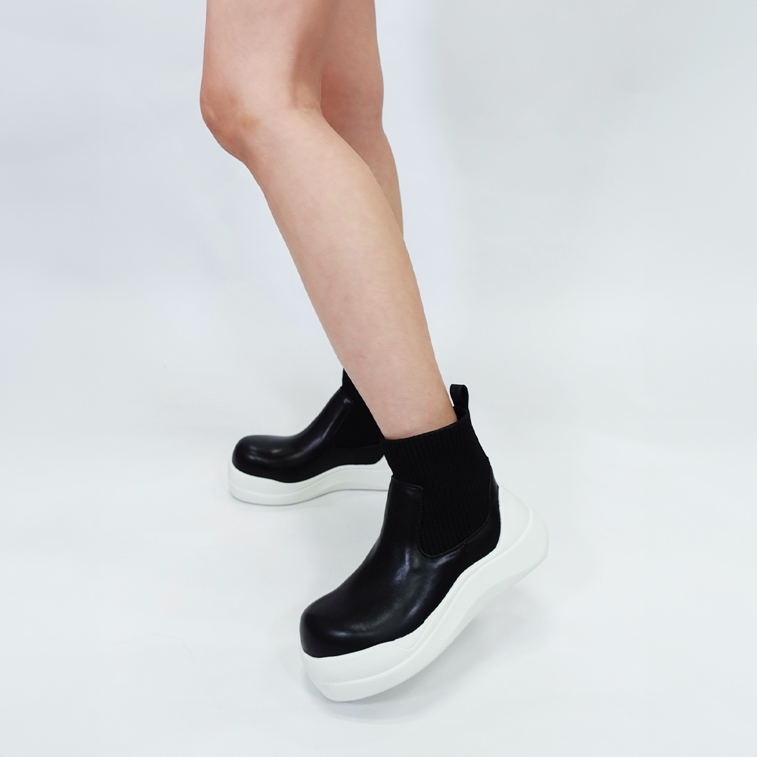 リブニットスニーカーブーツ ブラック/ホワイト サイズ: レディースS（~22.5cm）