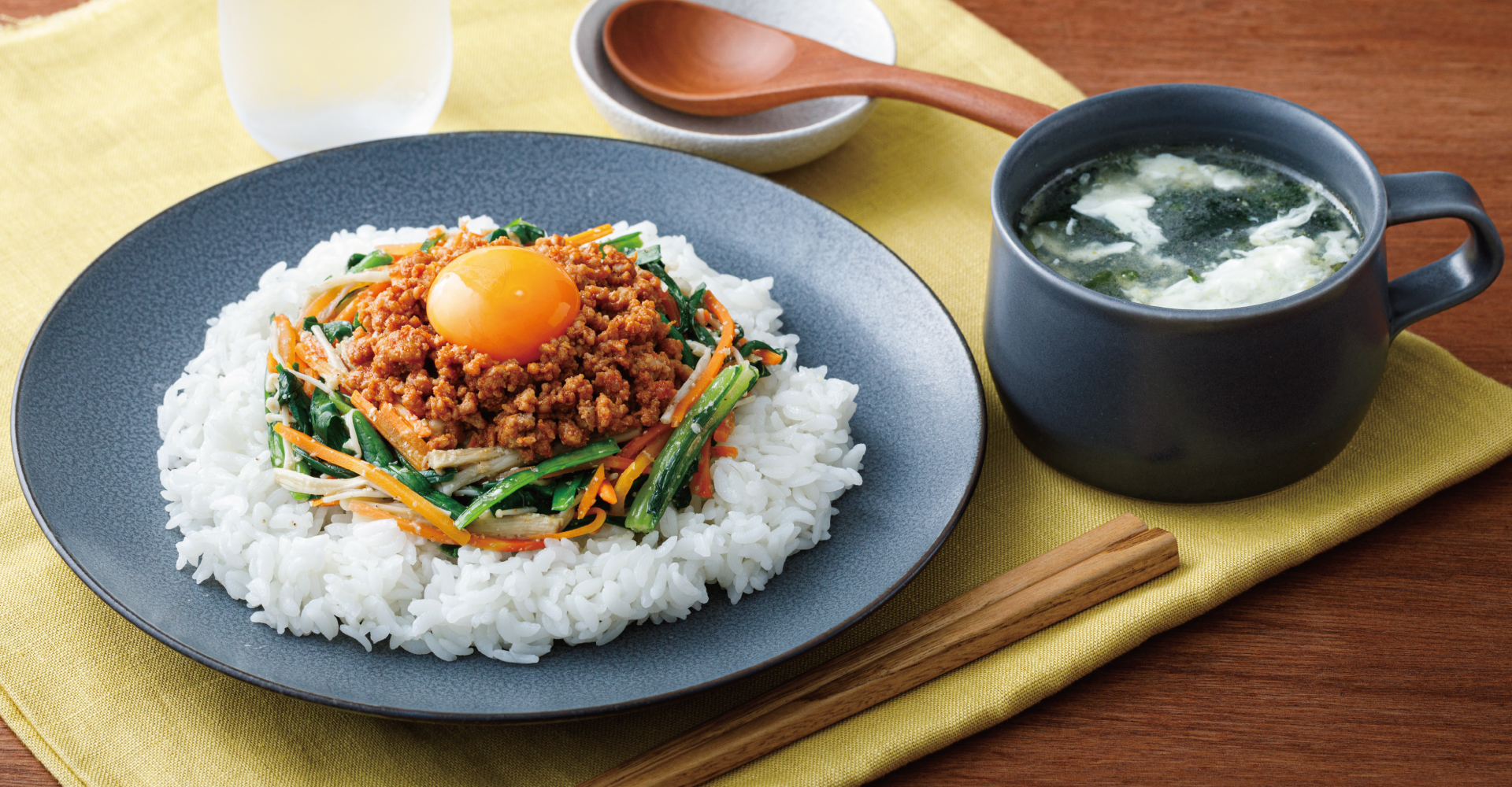 【8月限定の月替わりセット】韓国セット 4種野菜のビビンバ＆わかめと卵白のふわとろスープの料理写真