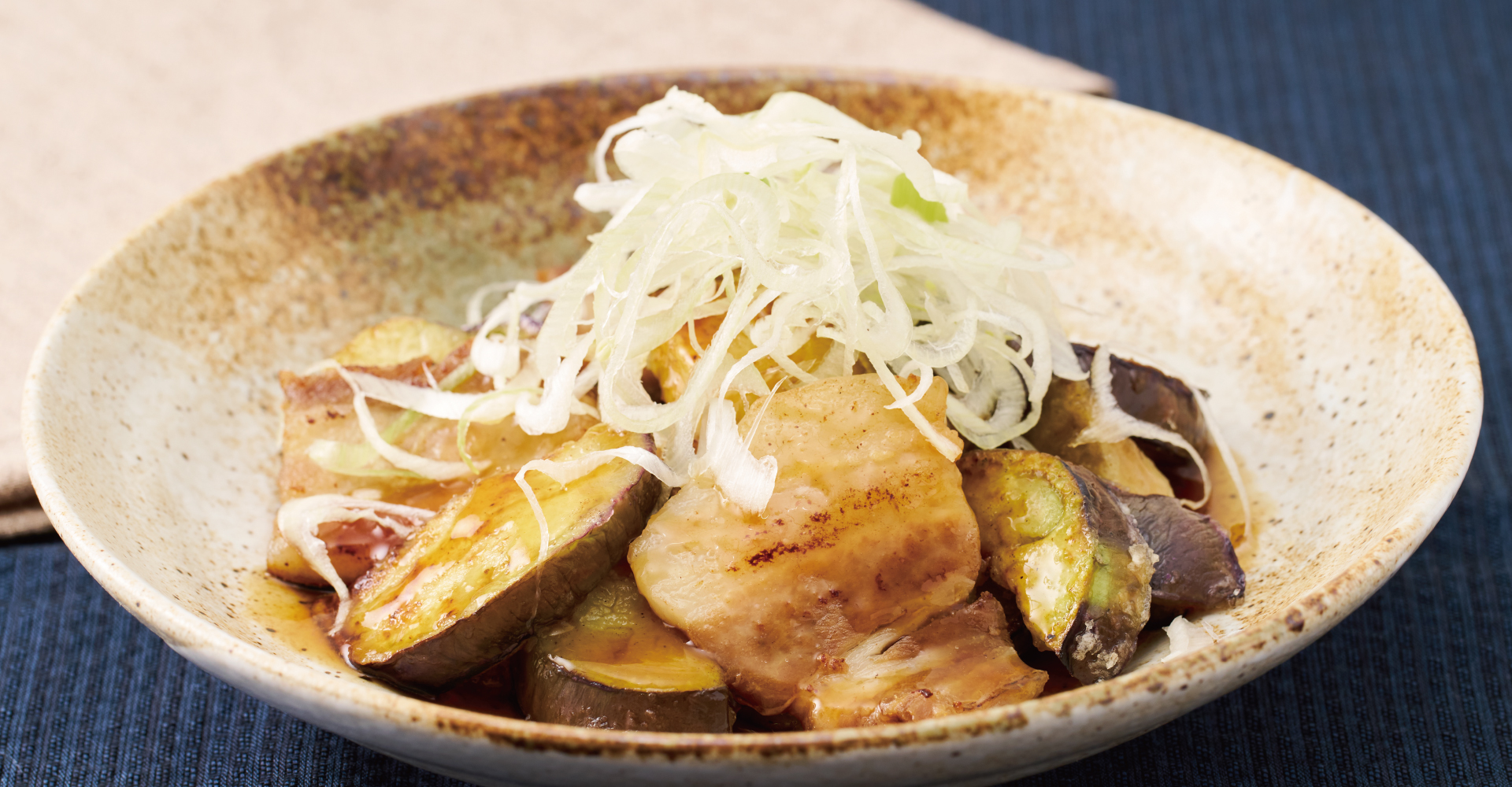 【7月限定の月替わりセット】旬を味わう夏の贅沢セット 泉州水なすと国産厚切り豚バラの香味焼き～柑橘香る和風だれ～の料理写真