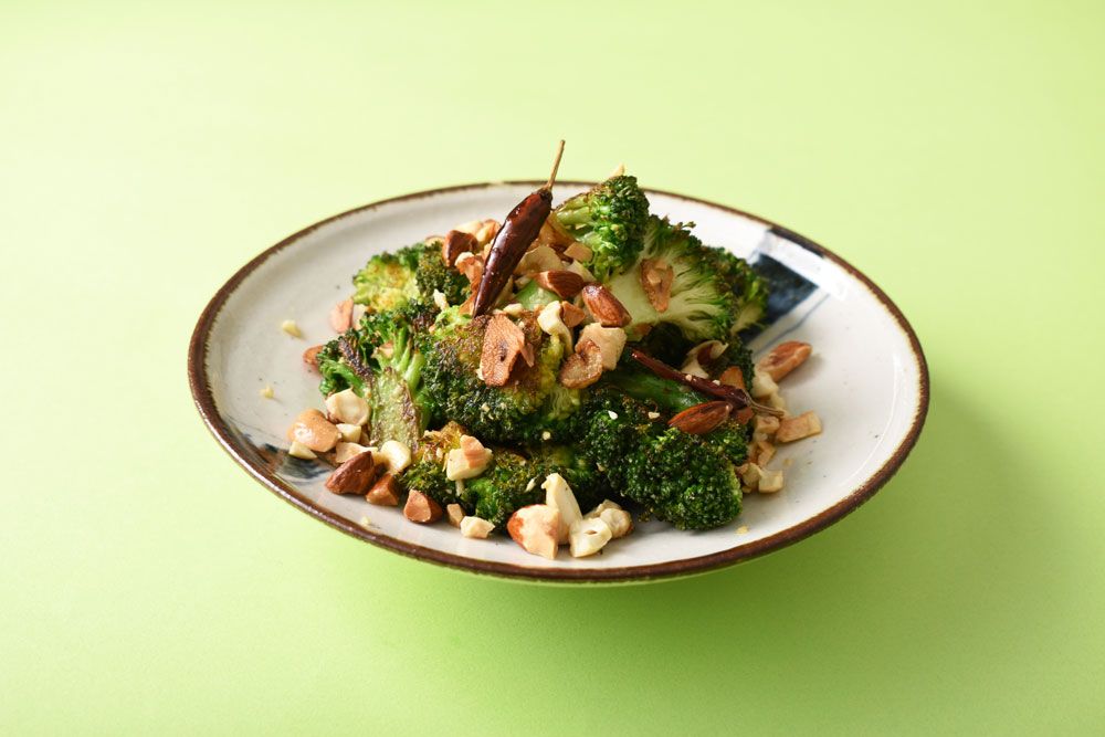 ブロッコリーとナッツのアーリオオーリオ炒め