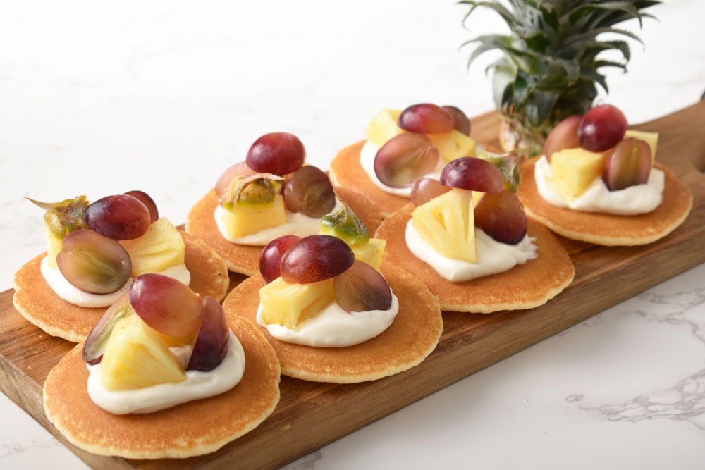 ぶどうとパイナップルのクリームチーズソースパンケーキ
