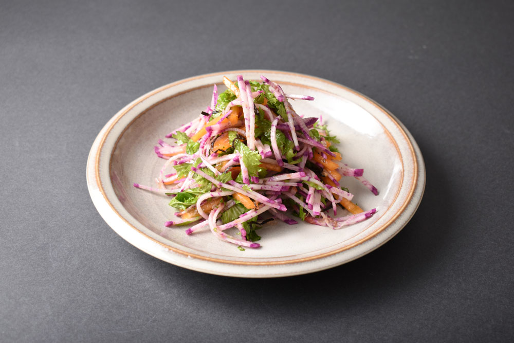 紅しぐれ大根と富有柿の秋色サラダ