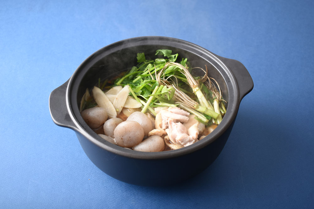 根まで味わう！ごぼうと玉こんのせり鍋