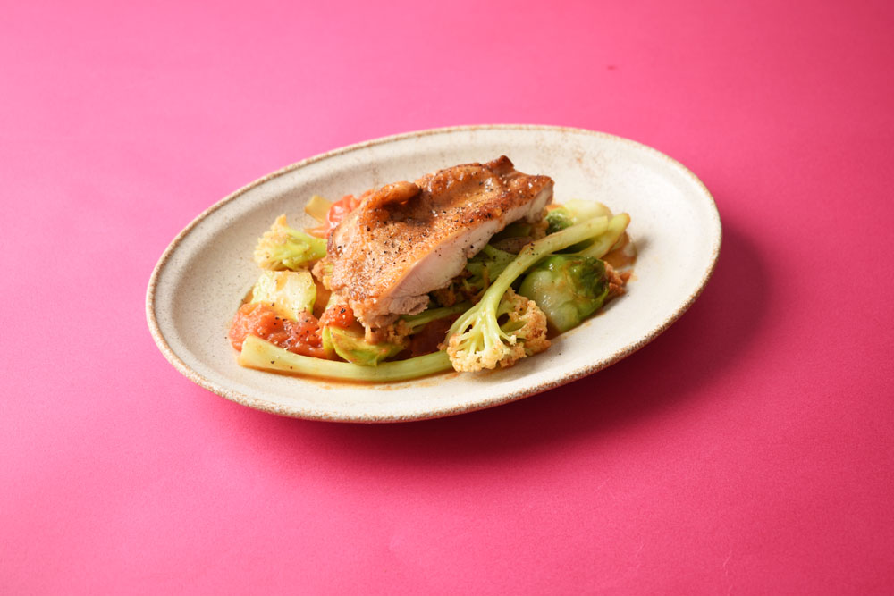 蕾菜とカリフローレの鶏ももトマトバター蒸し