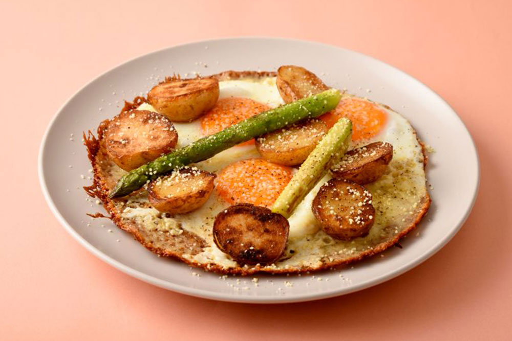 新じゃがいもとアスパラガスのチーズ目玉焼き