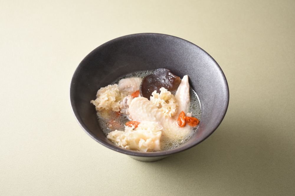 花びら茸と生きくらげと手羽先の薬膳風スープ