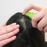 頭皮にしみこませる