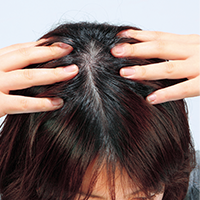 頭皮にしみこませる