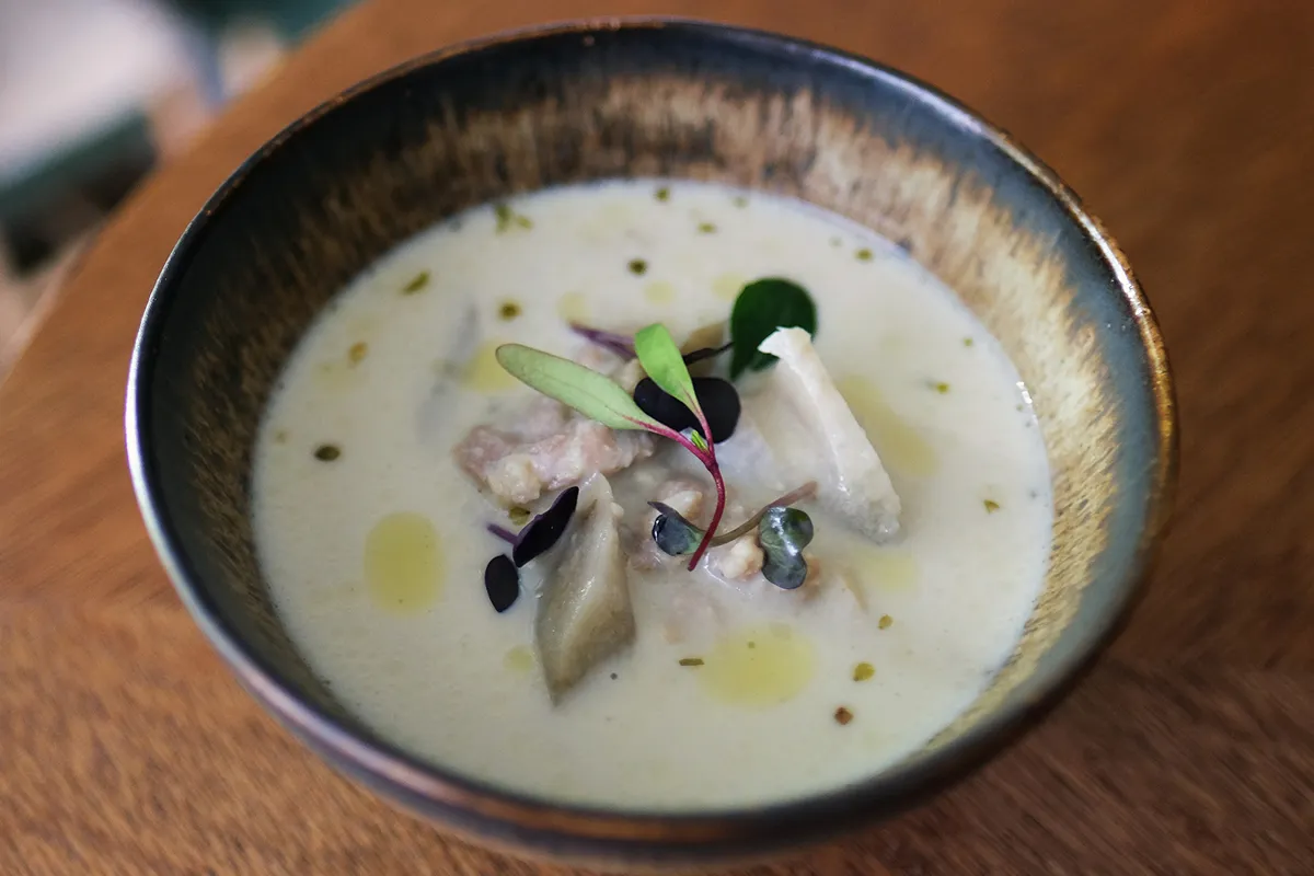 美桜鶏と根菜の塩麹クリームスープ