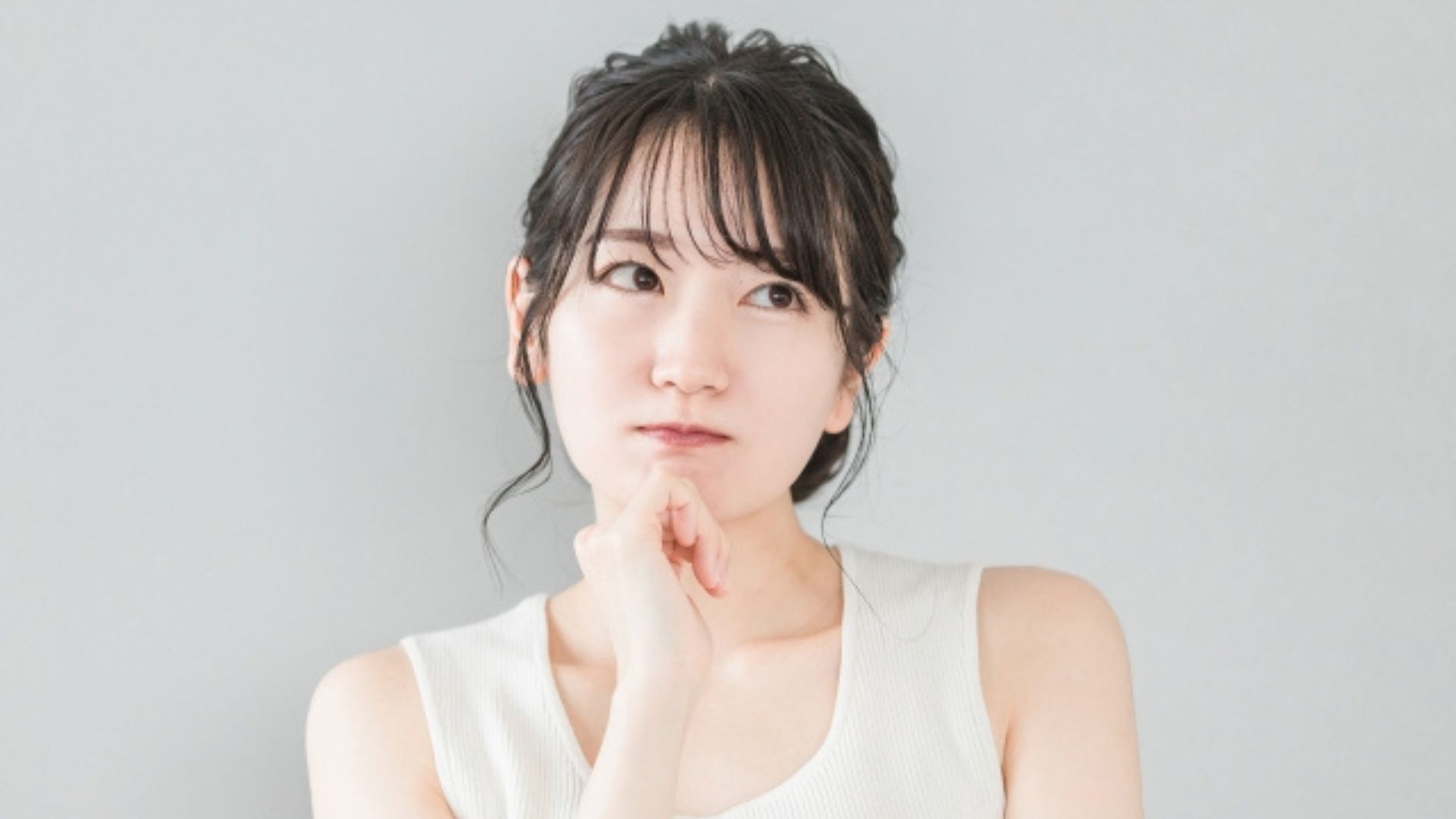 考える女性