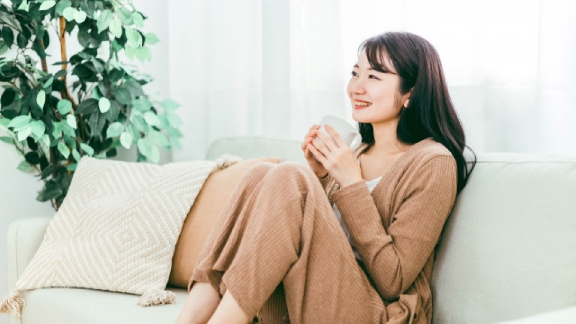 飲み物を飲んでいる女性