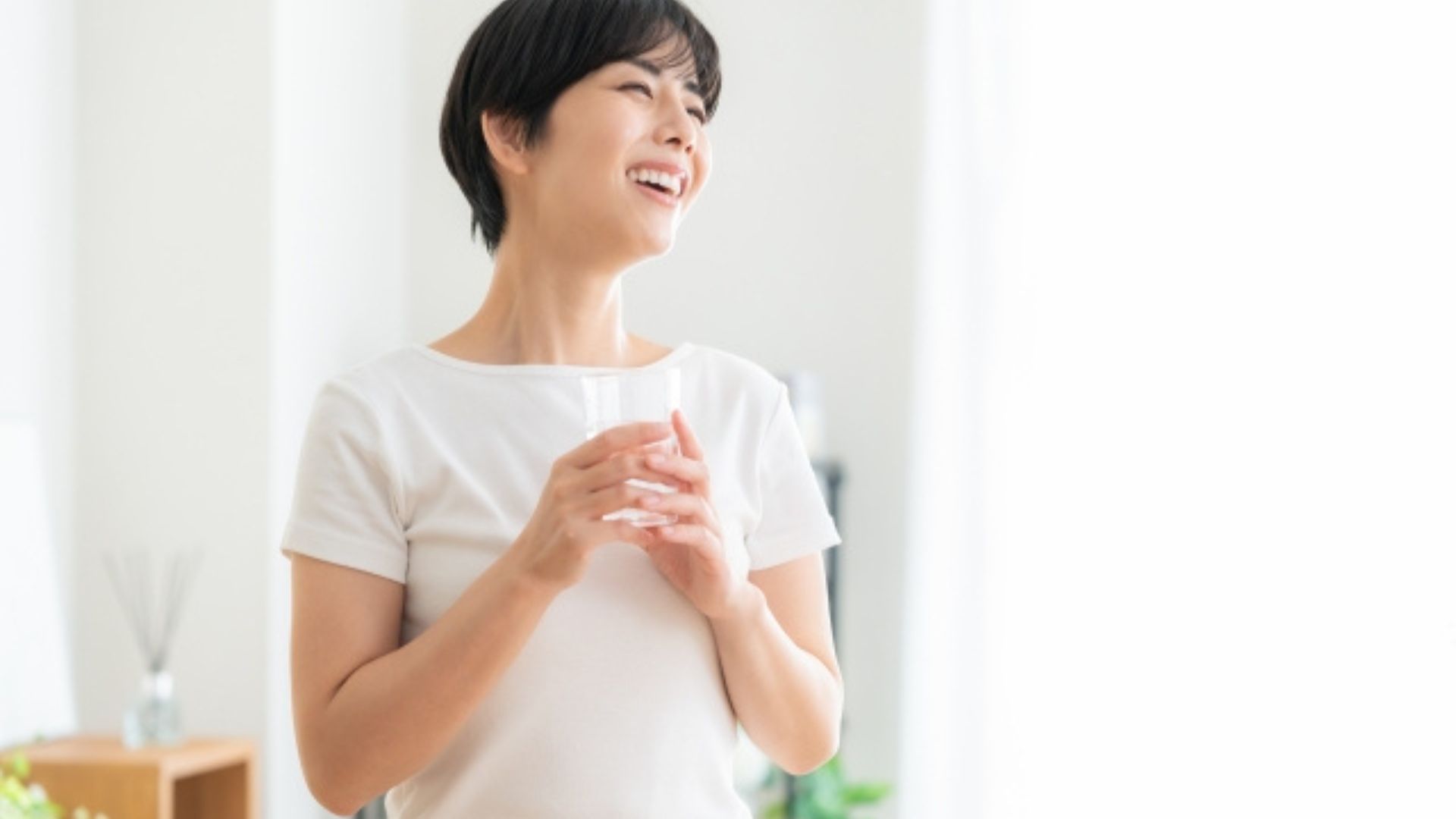 飲み物を飲む女性
