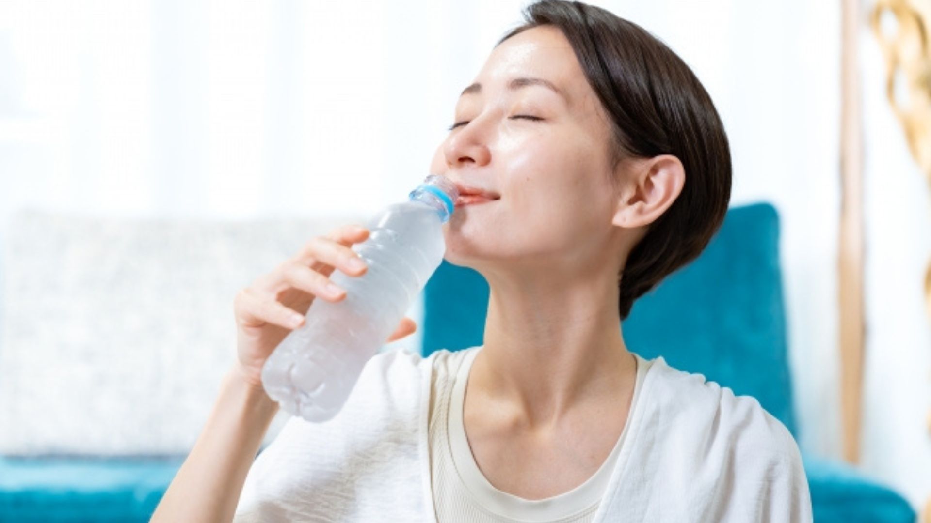 水を飲む女性