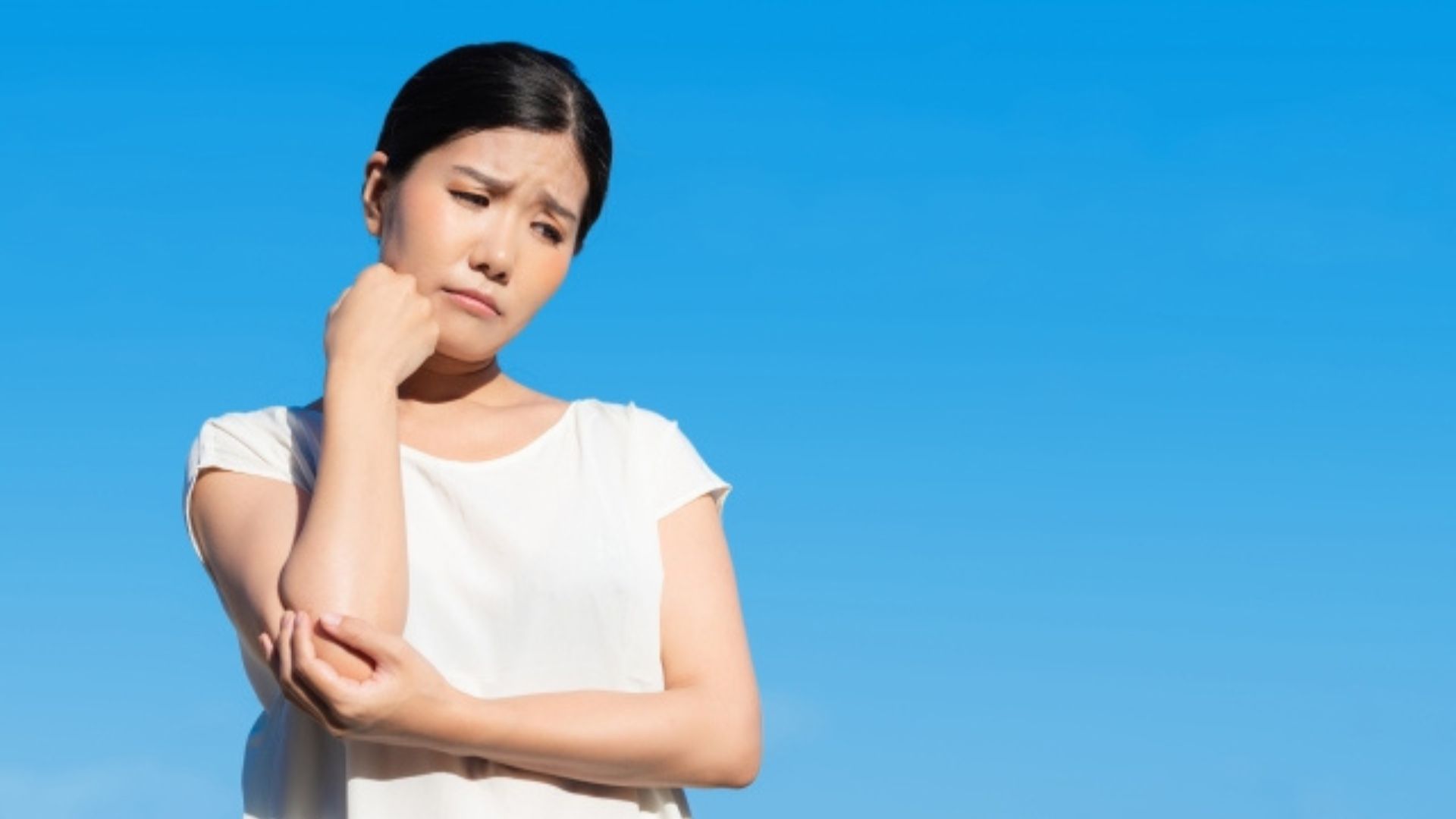 悩む女性