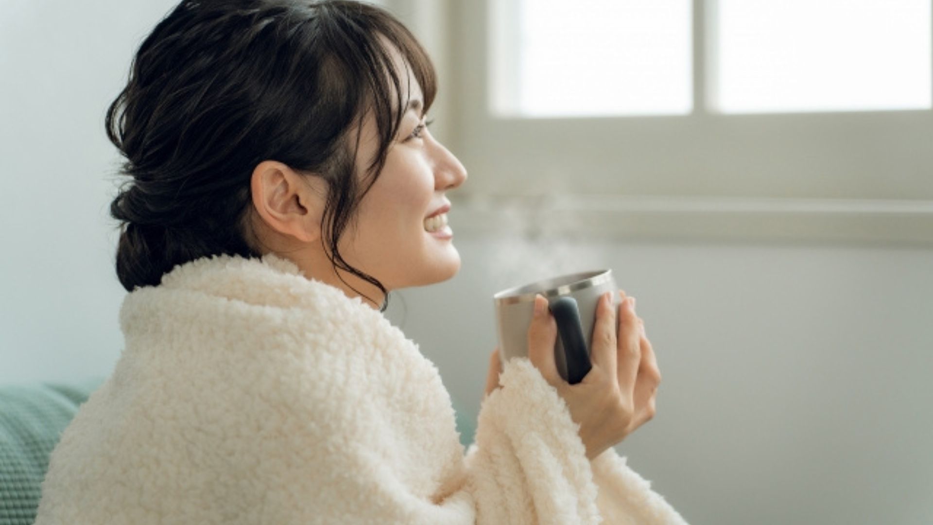 ホットドリンクを飲む女性