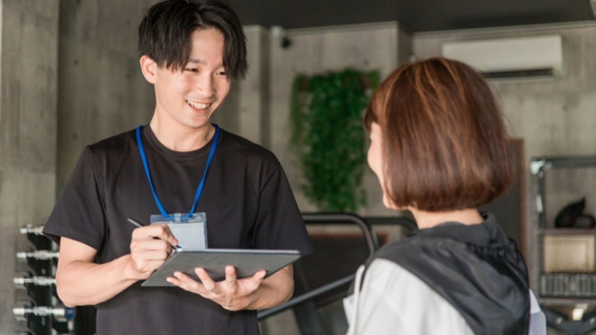 カウンセリング中の男性パーソナルトレーナー