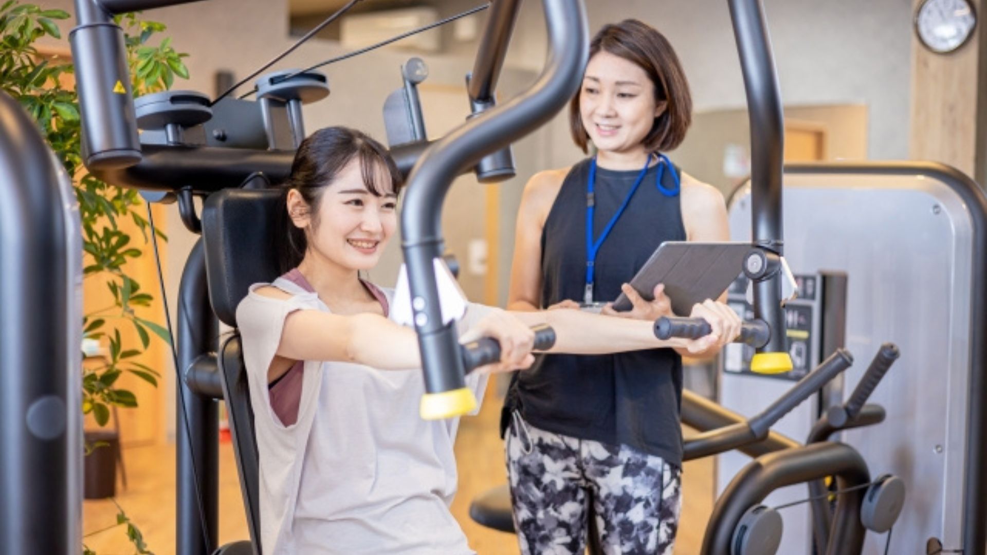 トレーニング中の女性とパーソナルトレーナーの女性