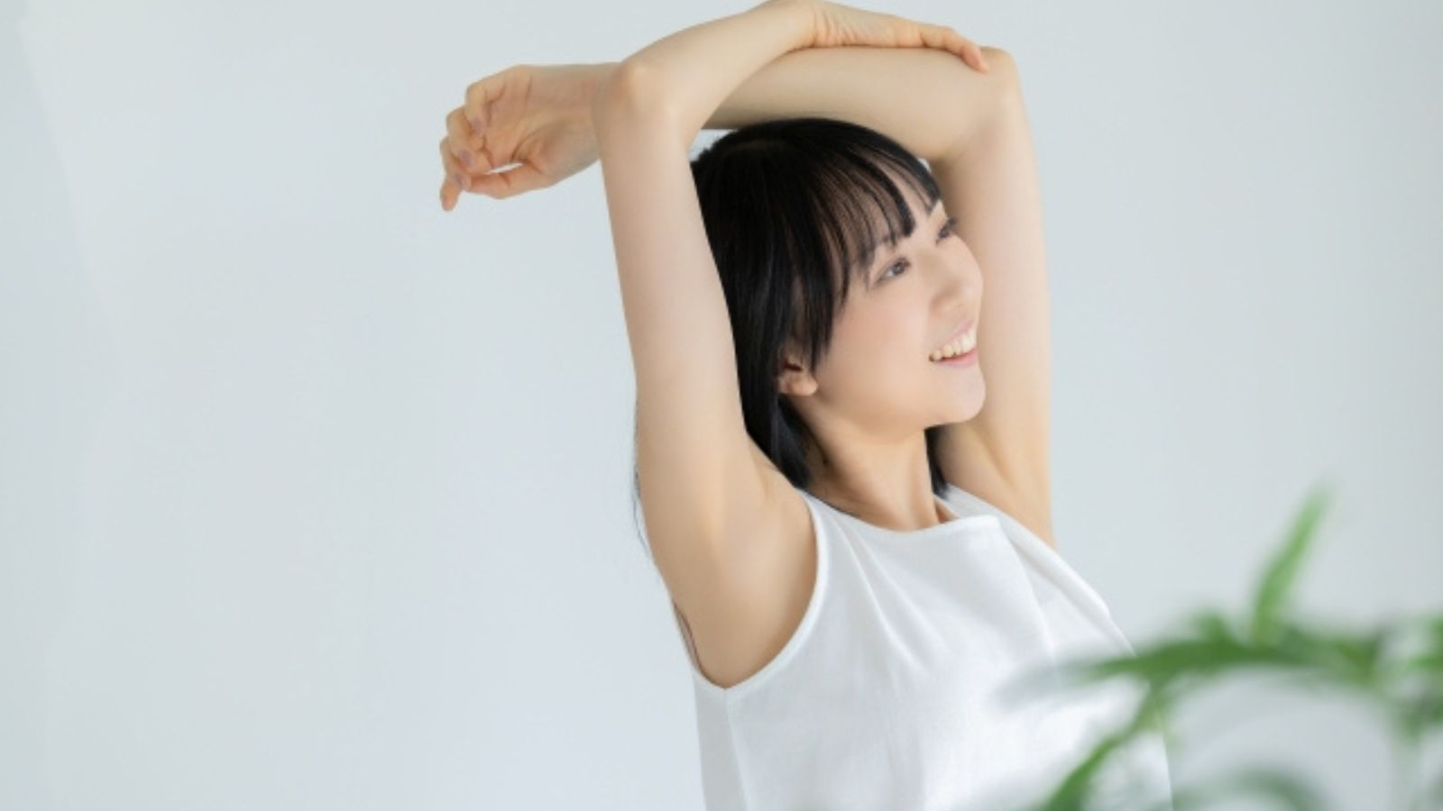 ストレッチしている笑顔の女性