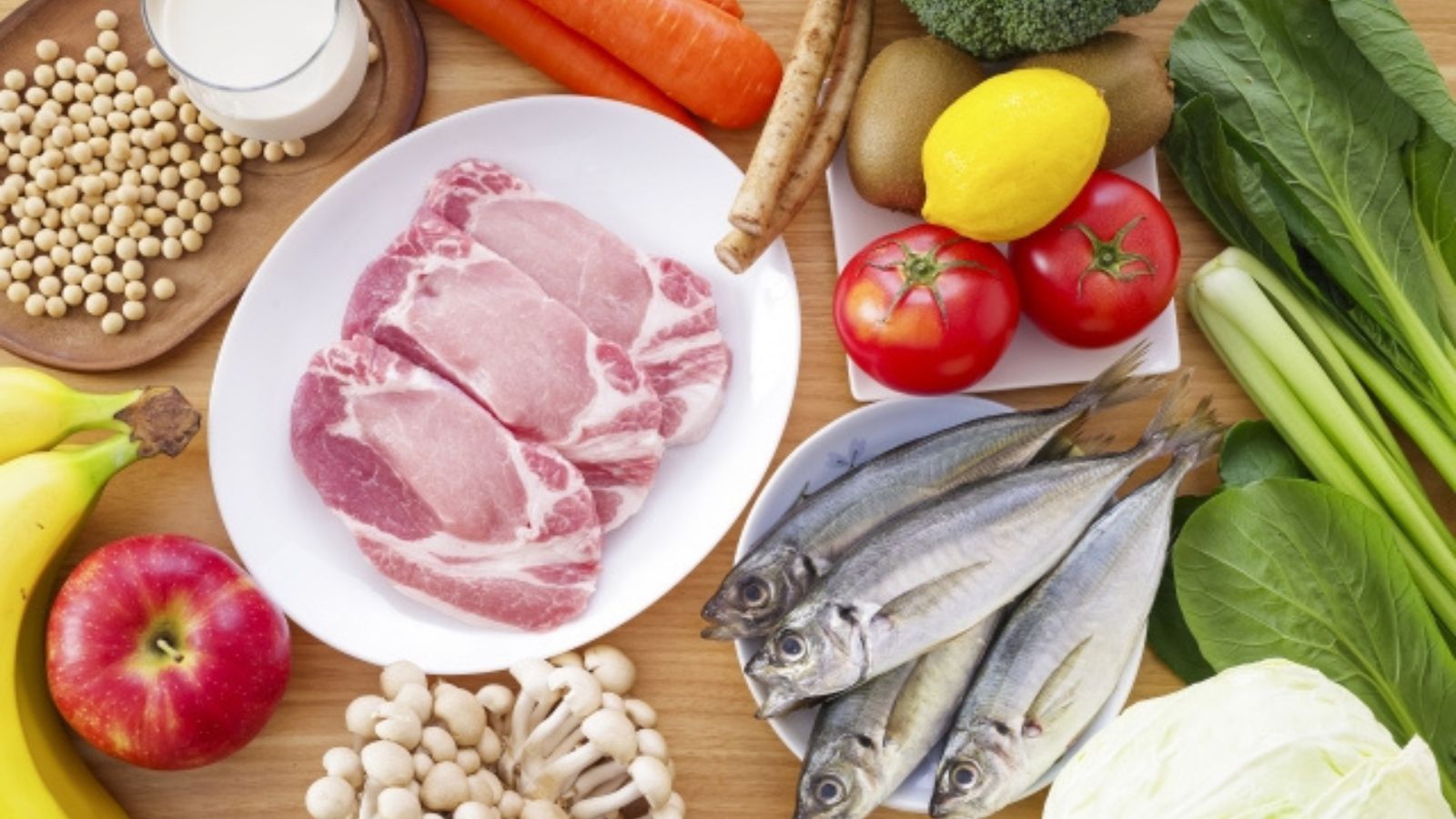 肉や魚、野菜、フルーツなどのさまざまな食材