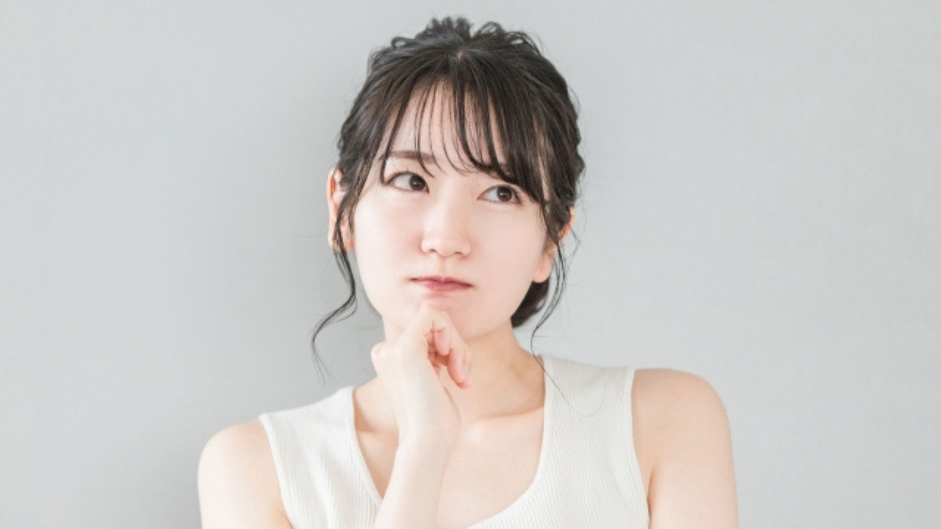 考える女性