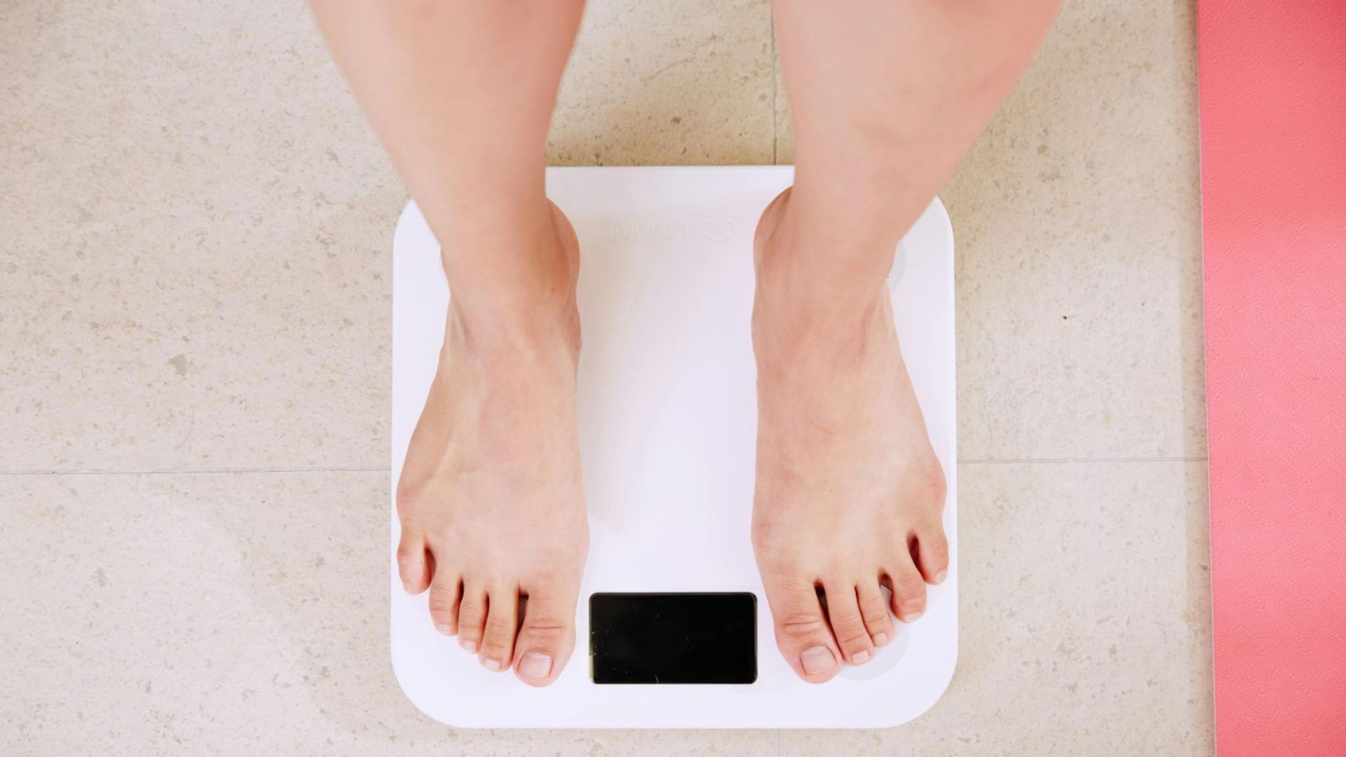 体重計に乗る女性