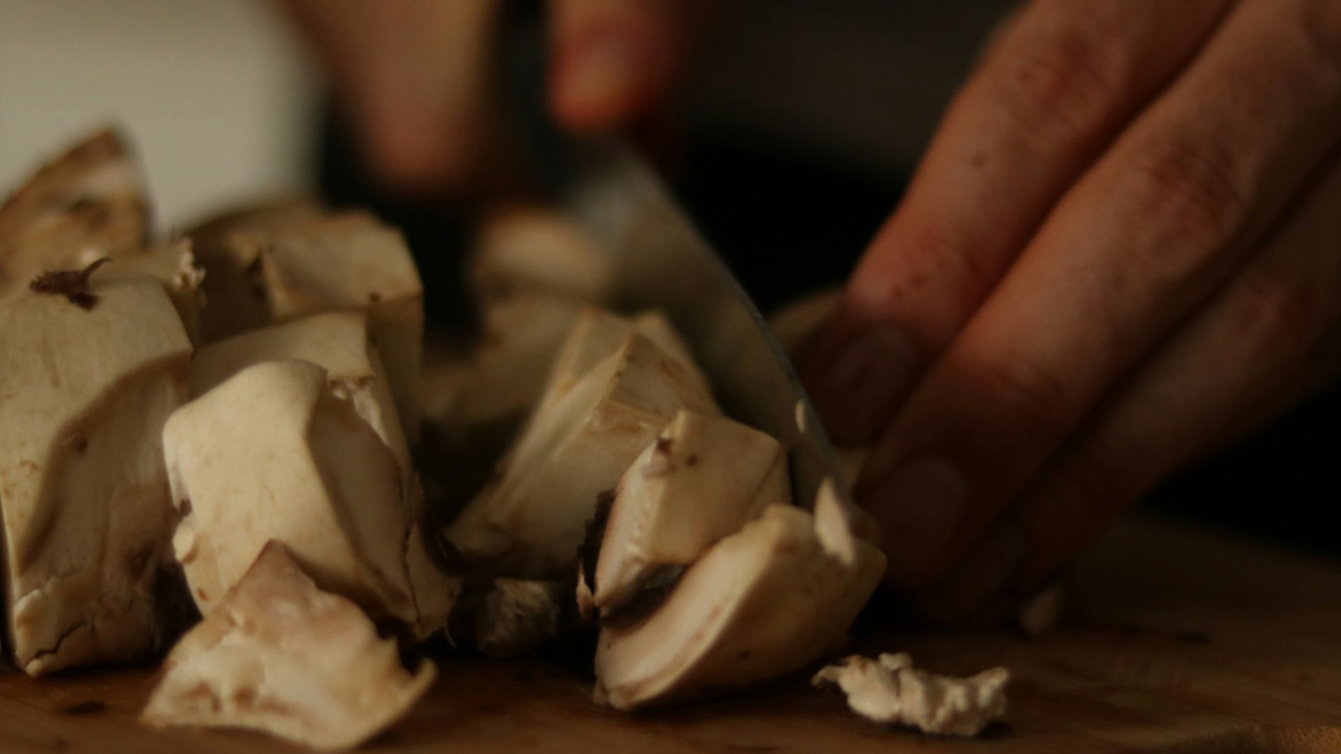 きのこをカットしているシーン