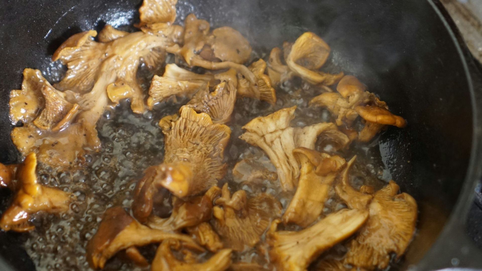 きのこをソテーしているシーン