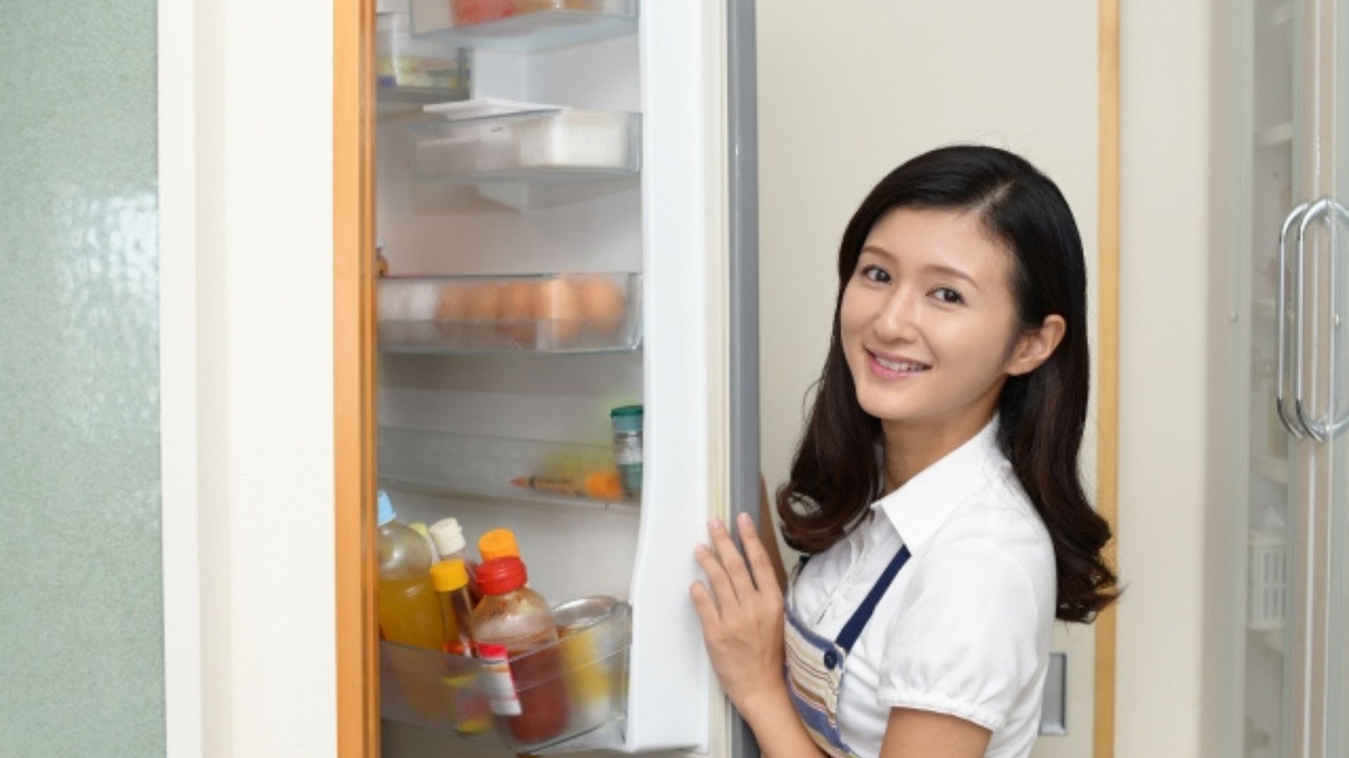 冷蔵庫を開けている女性