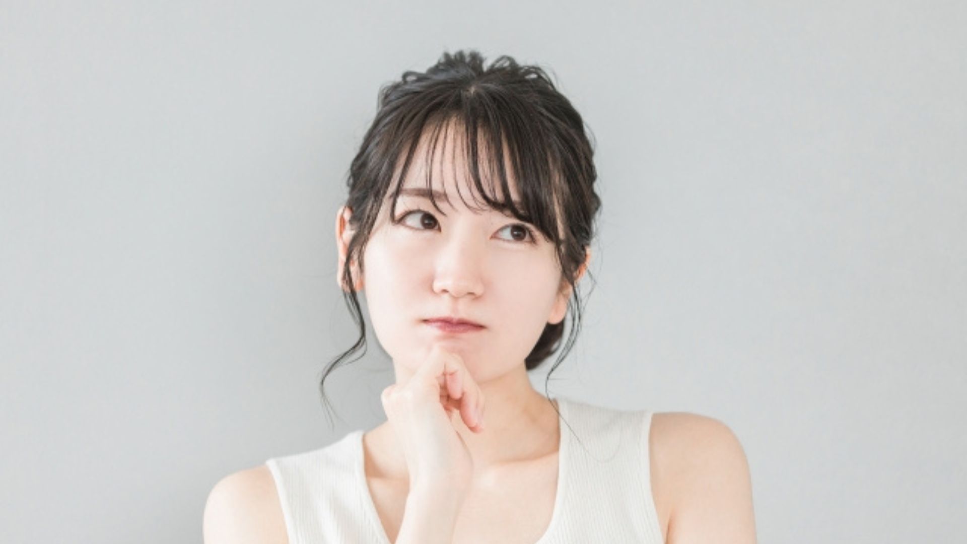 悩む女性