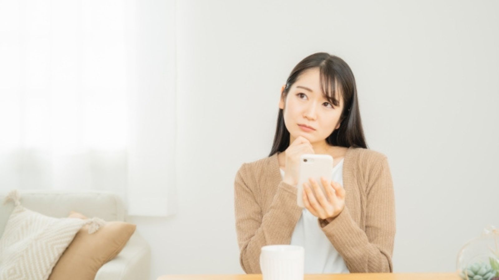 悩んでいる女性