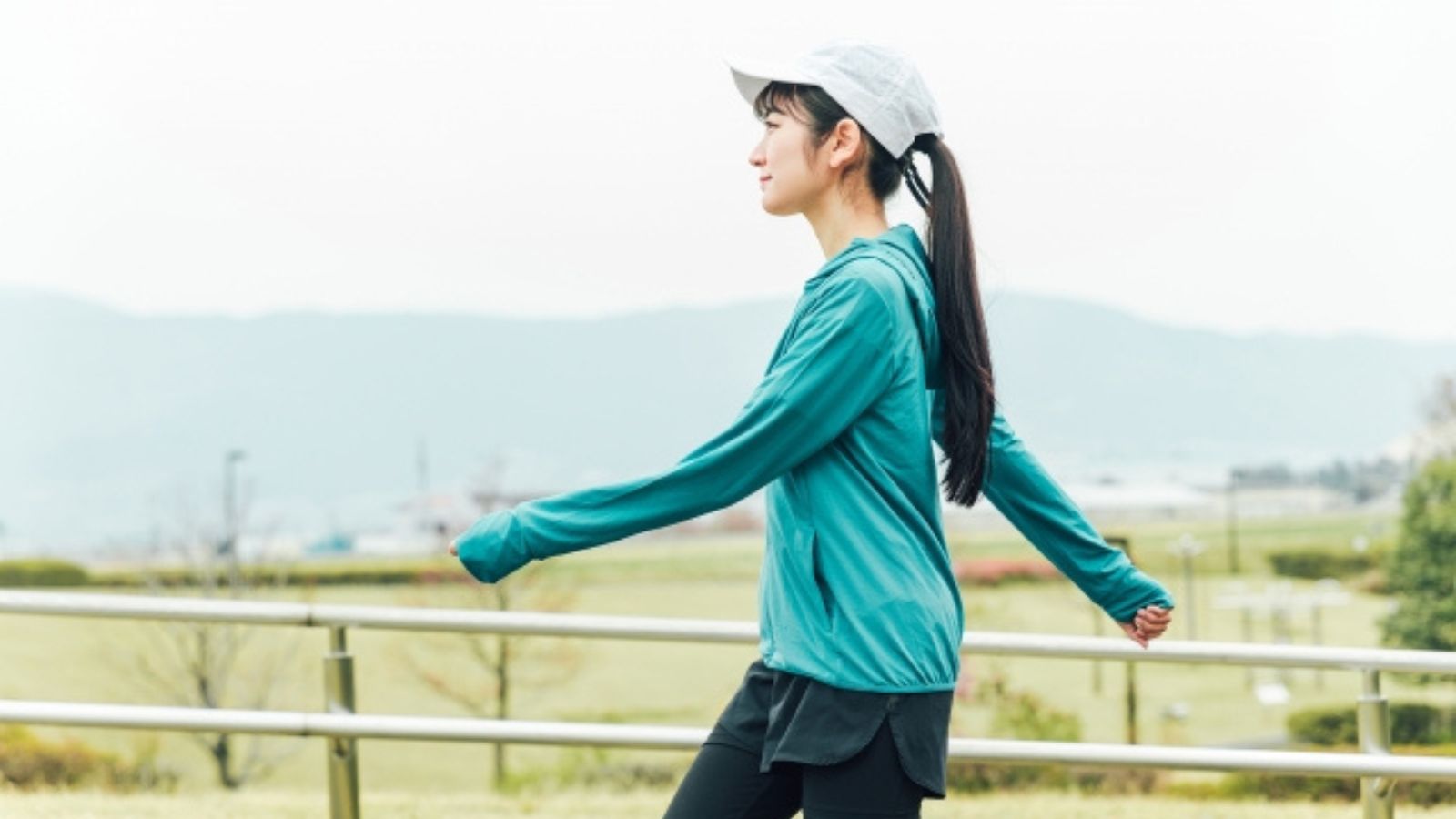 ウォーキングしている女性