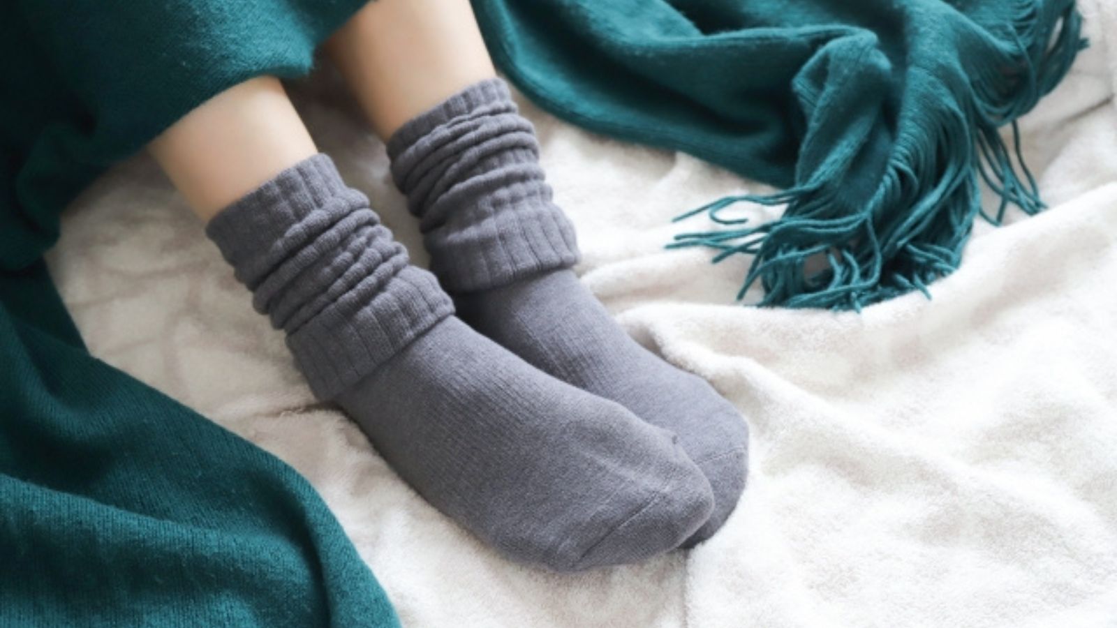 温かい靴下を履いている女性の足