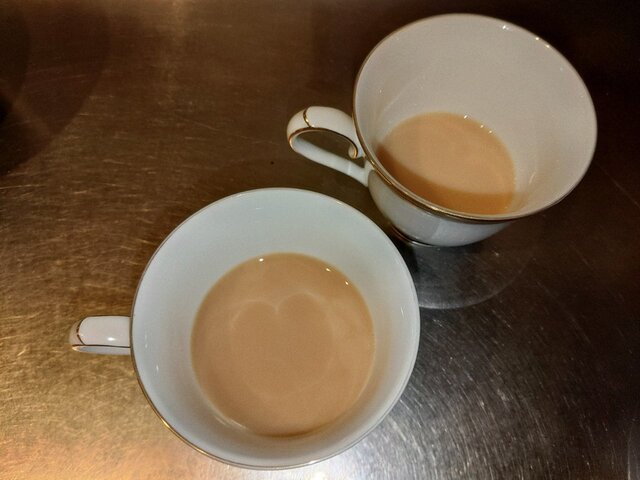 塩を入れた紅茶に、さらにミルクを足して試飲(当店にて撮影)