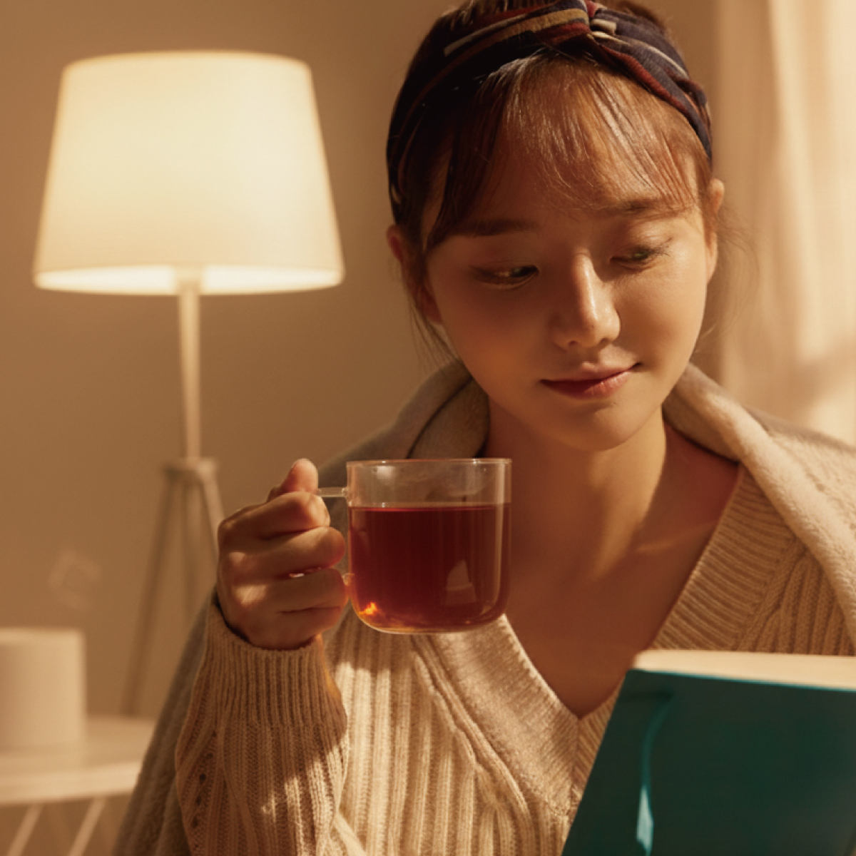 プロテインを飲む女性