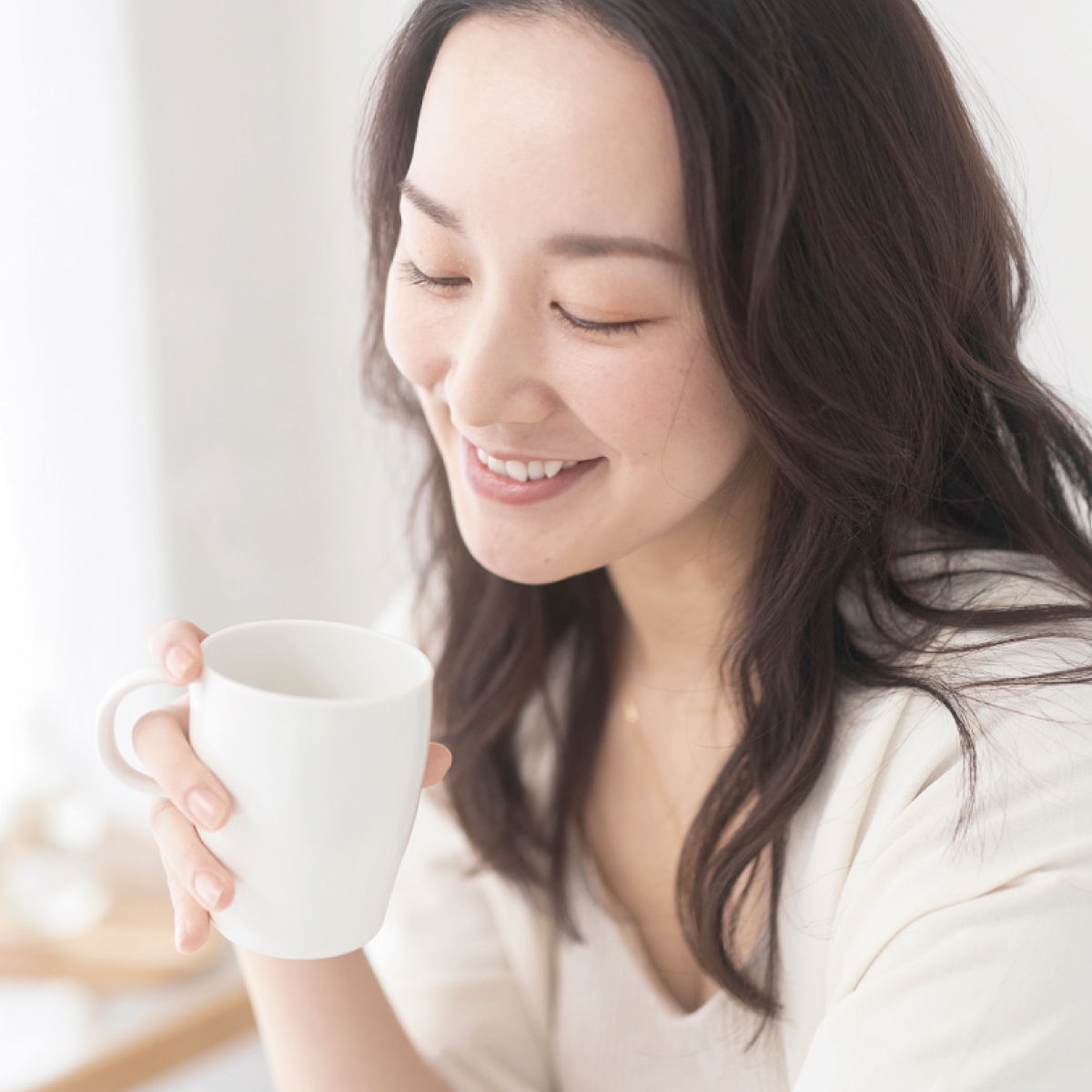 プロテインを飲む女性