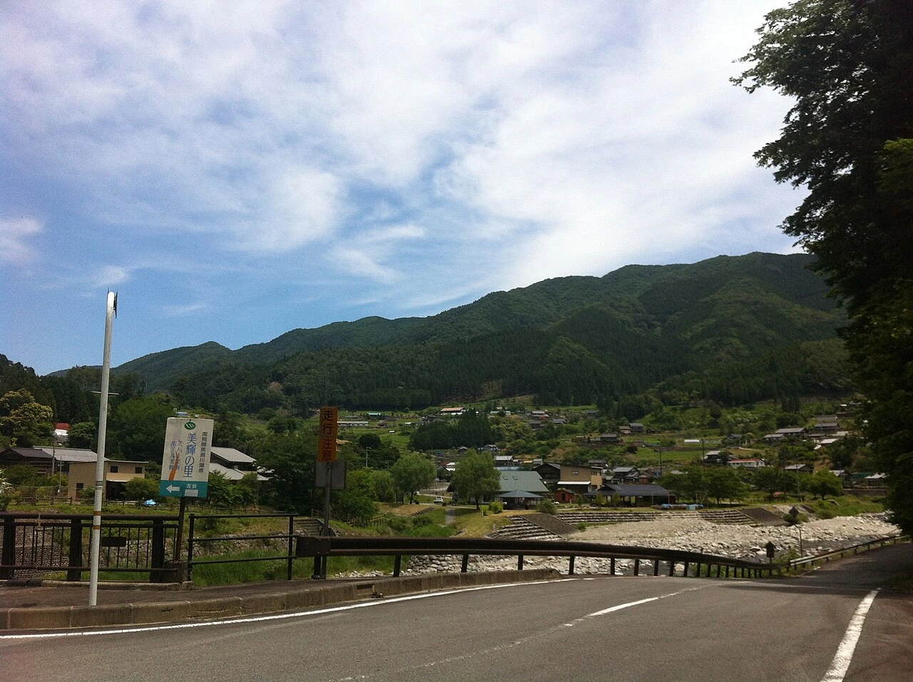 岐阜県下呂市馬瀬の山並みと田畑、小さな集落の風景