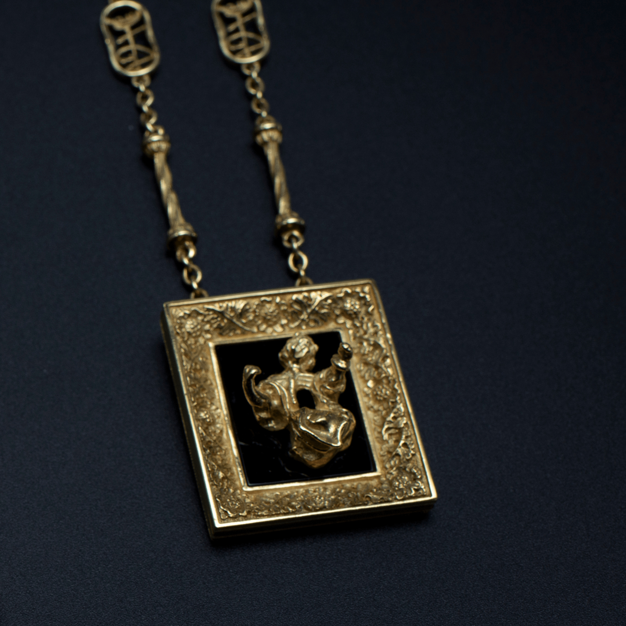Madonna PENDANT GOLD  Onyx Square