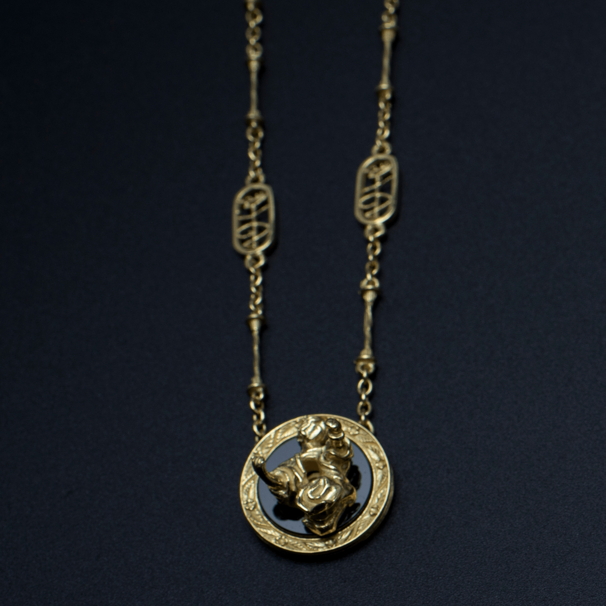 Madonna PENDANT GOLD  Onyx Circle