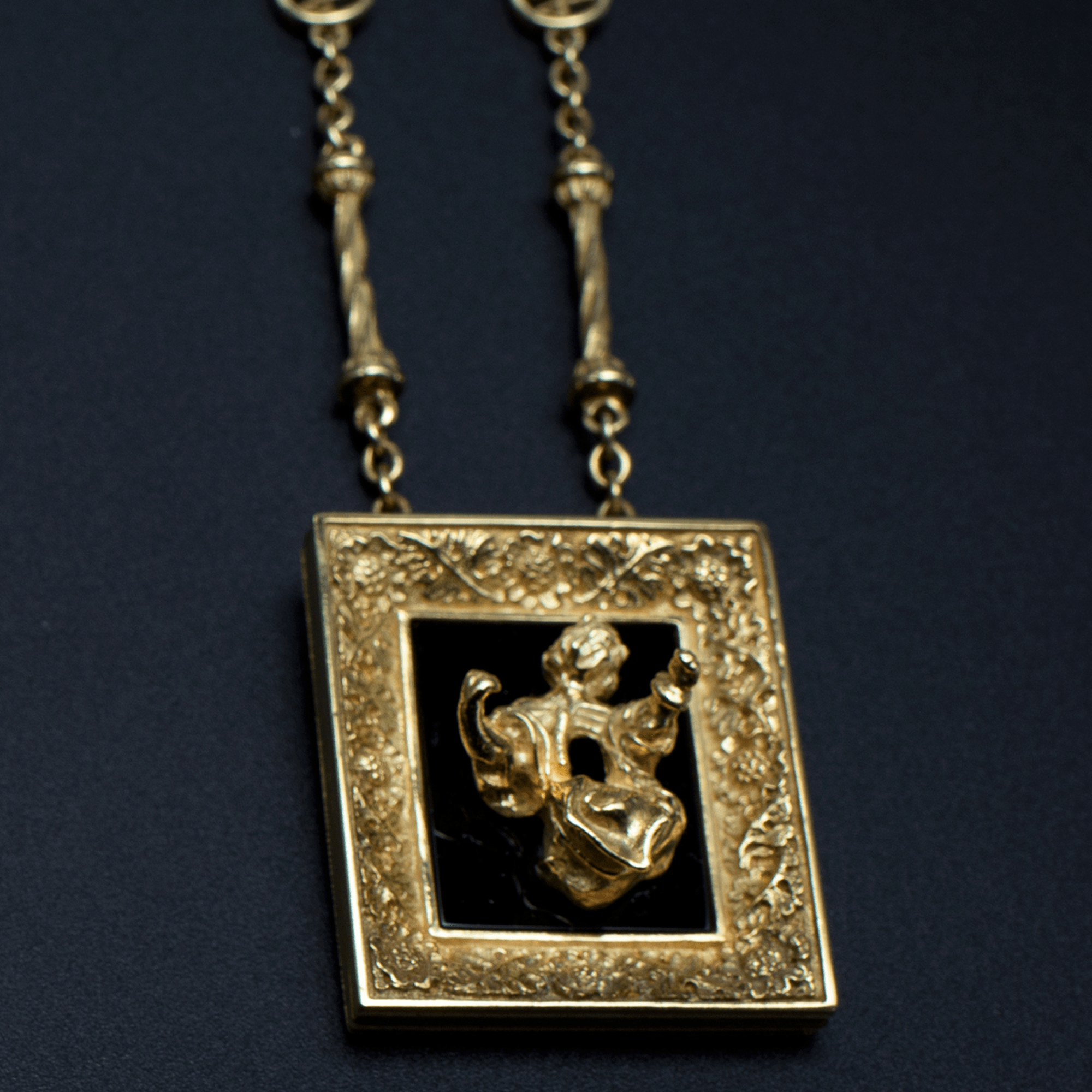 Madonna PENDANT GOLD  Onyx Square