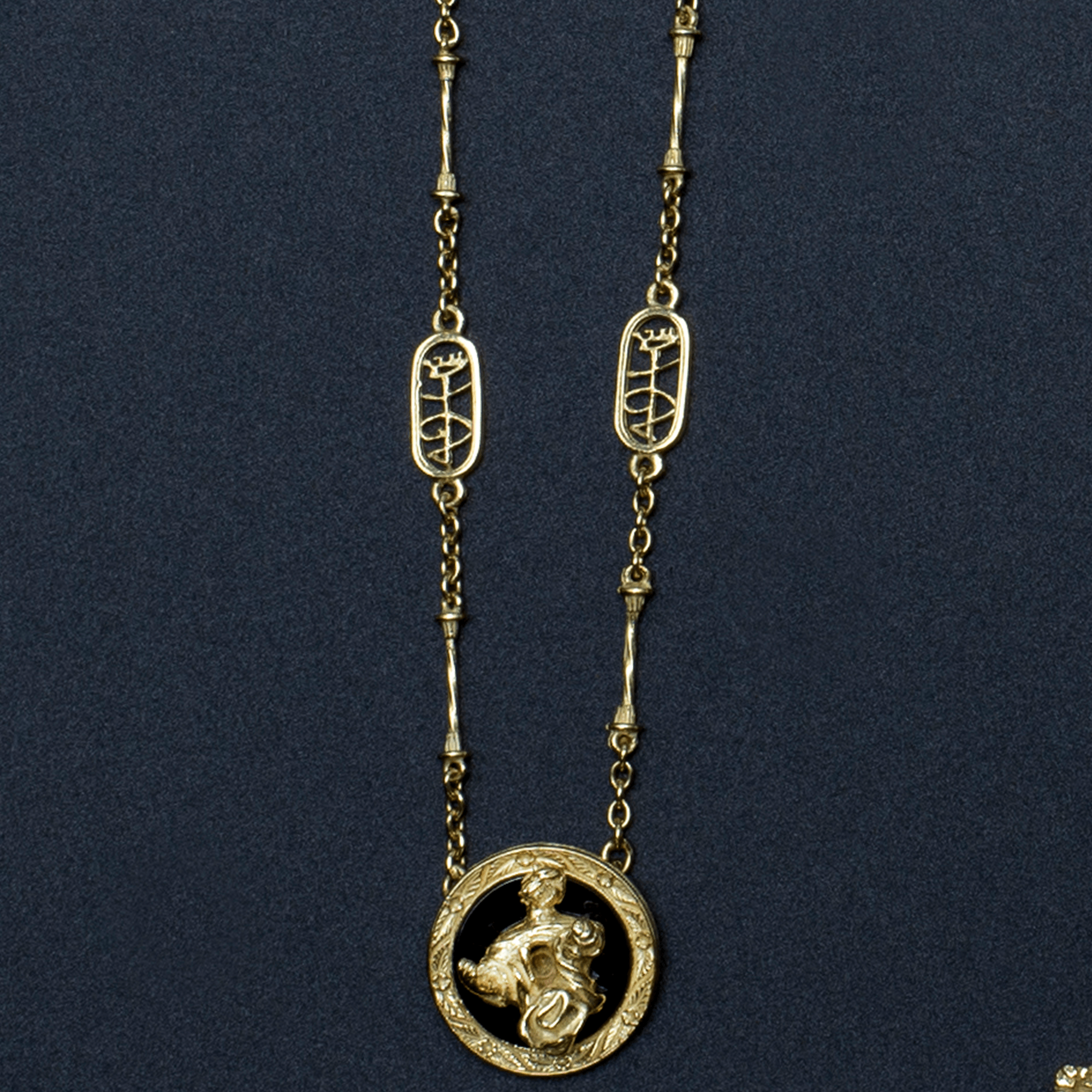Madonna PENDANT GOLD  Onyx Circle