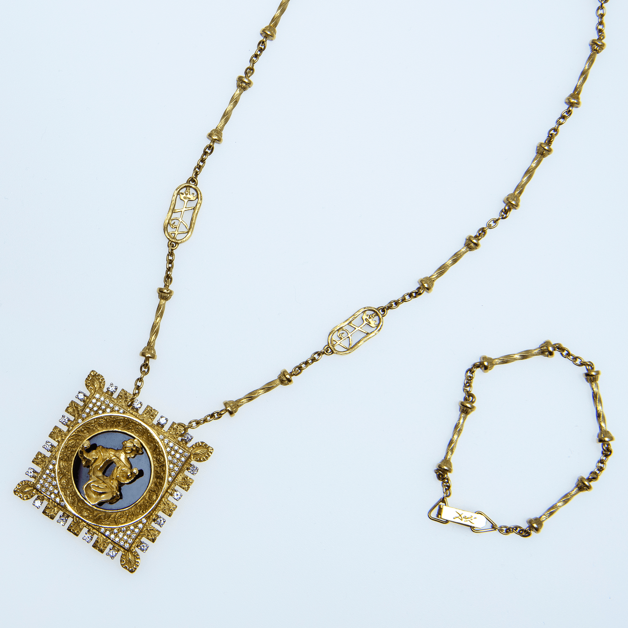 Madonna PENDANT GOLD