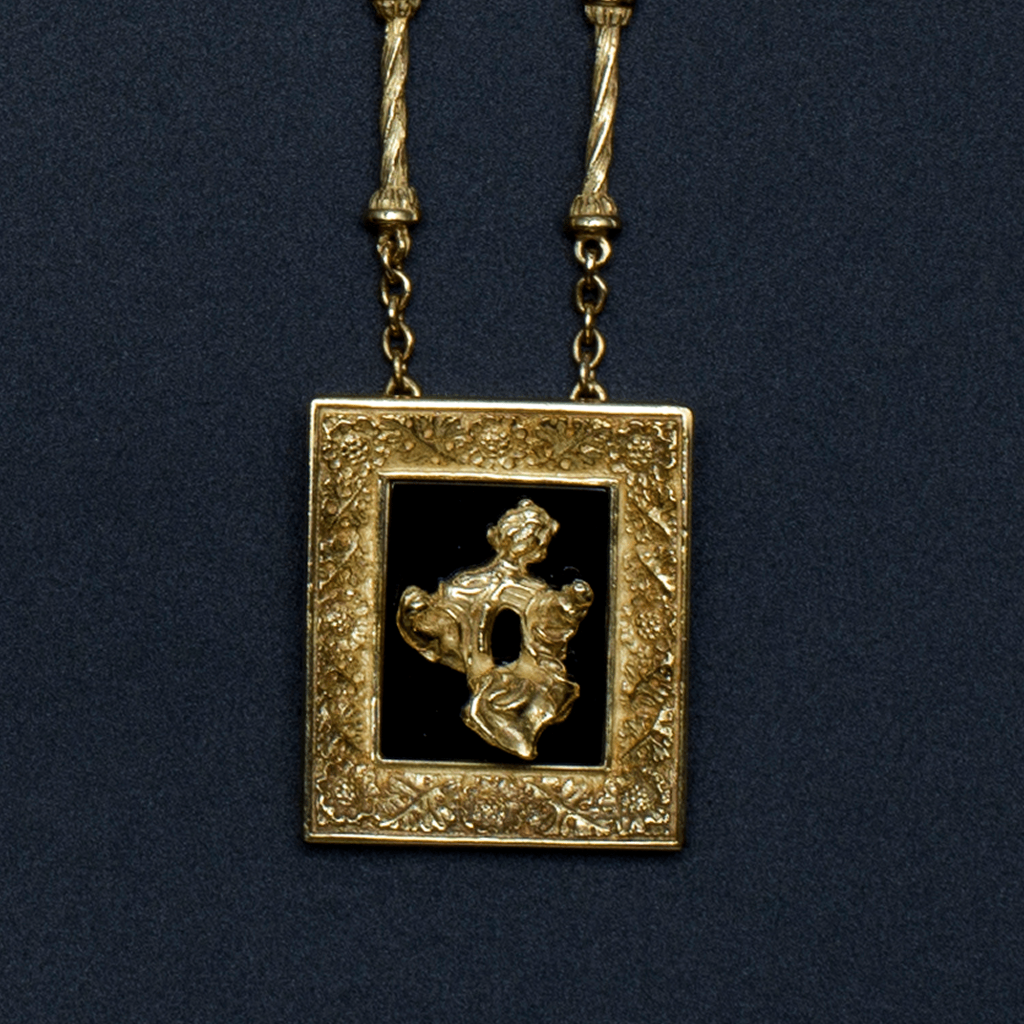 Madonna PENDANT GOLD  Onyx Square