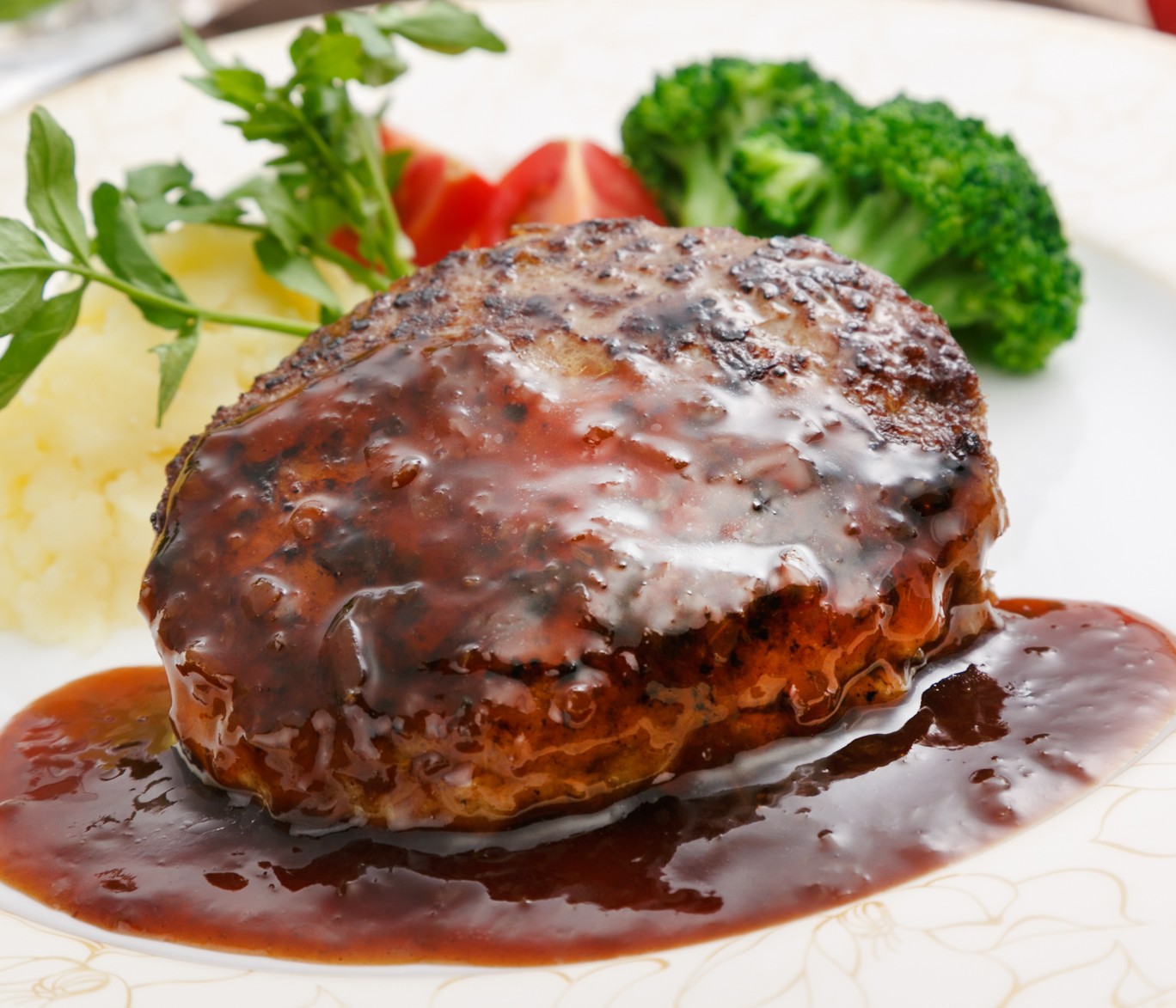 「ラ・ベットラ・ダ・オチアイ」落合務監修 牛肉100％ハンバーグと黒トリュフソース 1セット（ハンバーグ6個、ソース1本）
