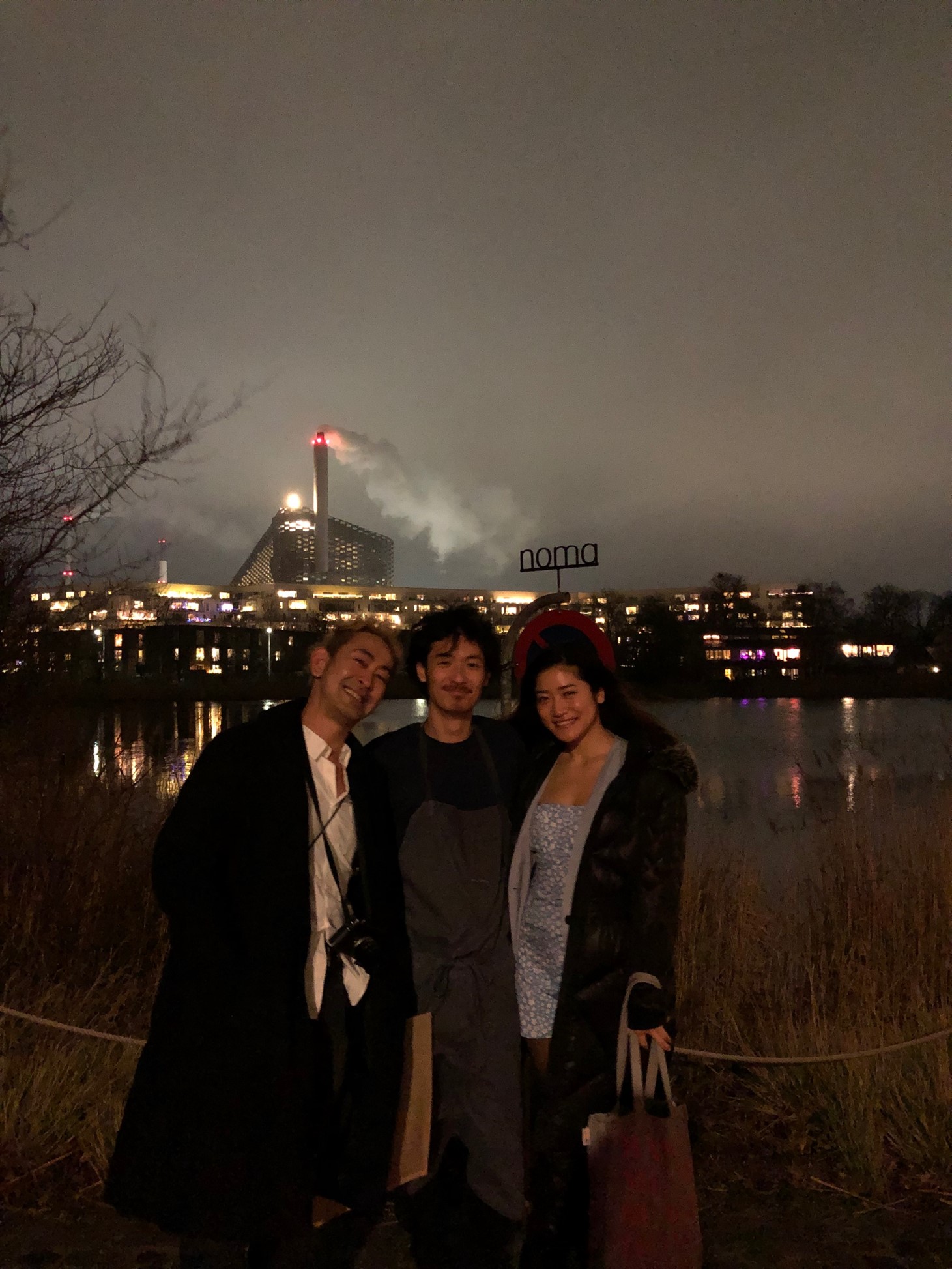 日本人で唯一のnomaのシェフJunichi(中央)と、コペンハーゲンで食に関する勉強を進めているMinaka(右)。ちなみに後ろの巨大な煙突のある建物は、廃棄物処理場。処理熱を使用して、スキー場を運営している。 ※撮影時のみマスクを外しています。