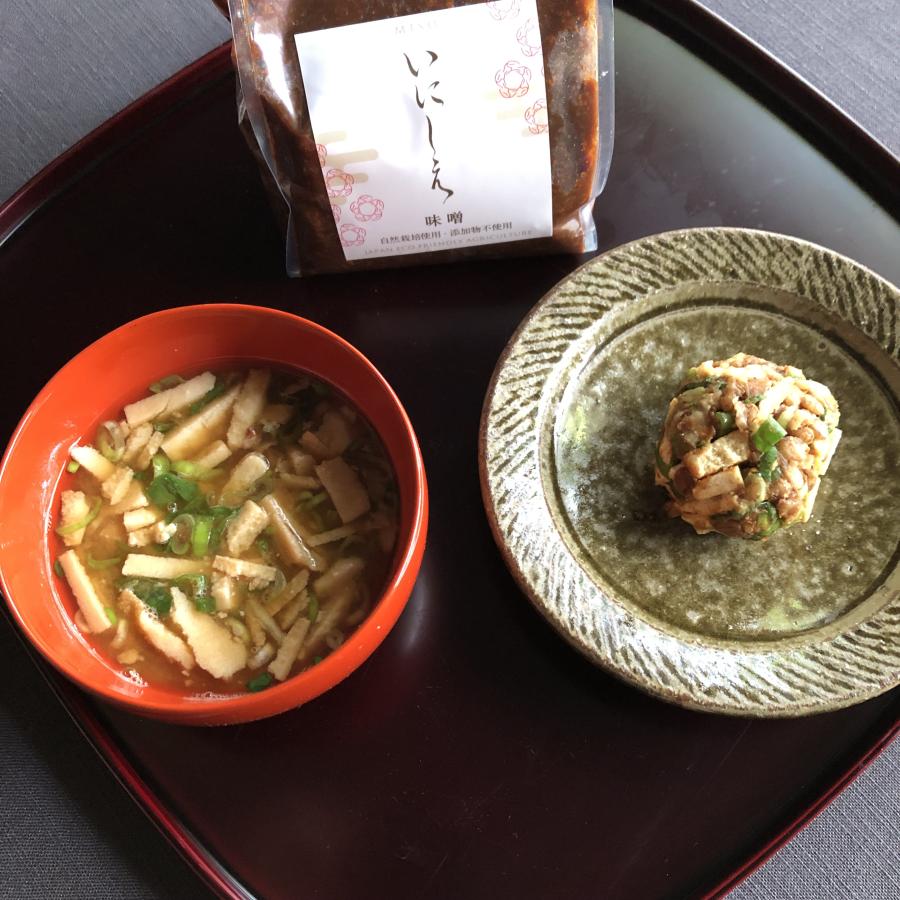 いにしえの味噌パッケージと味噌汁、味噌玉が並ぶ写真