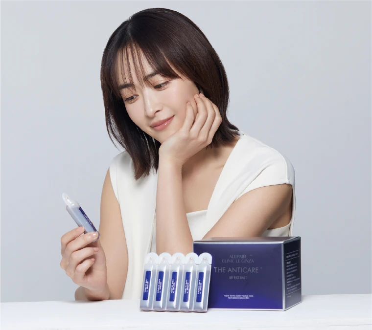 THE ANTICAREを手に取る女性と商品パッケージ