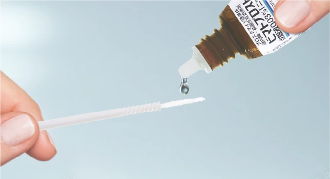 ブラシに薬剤を染み込ませる
