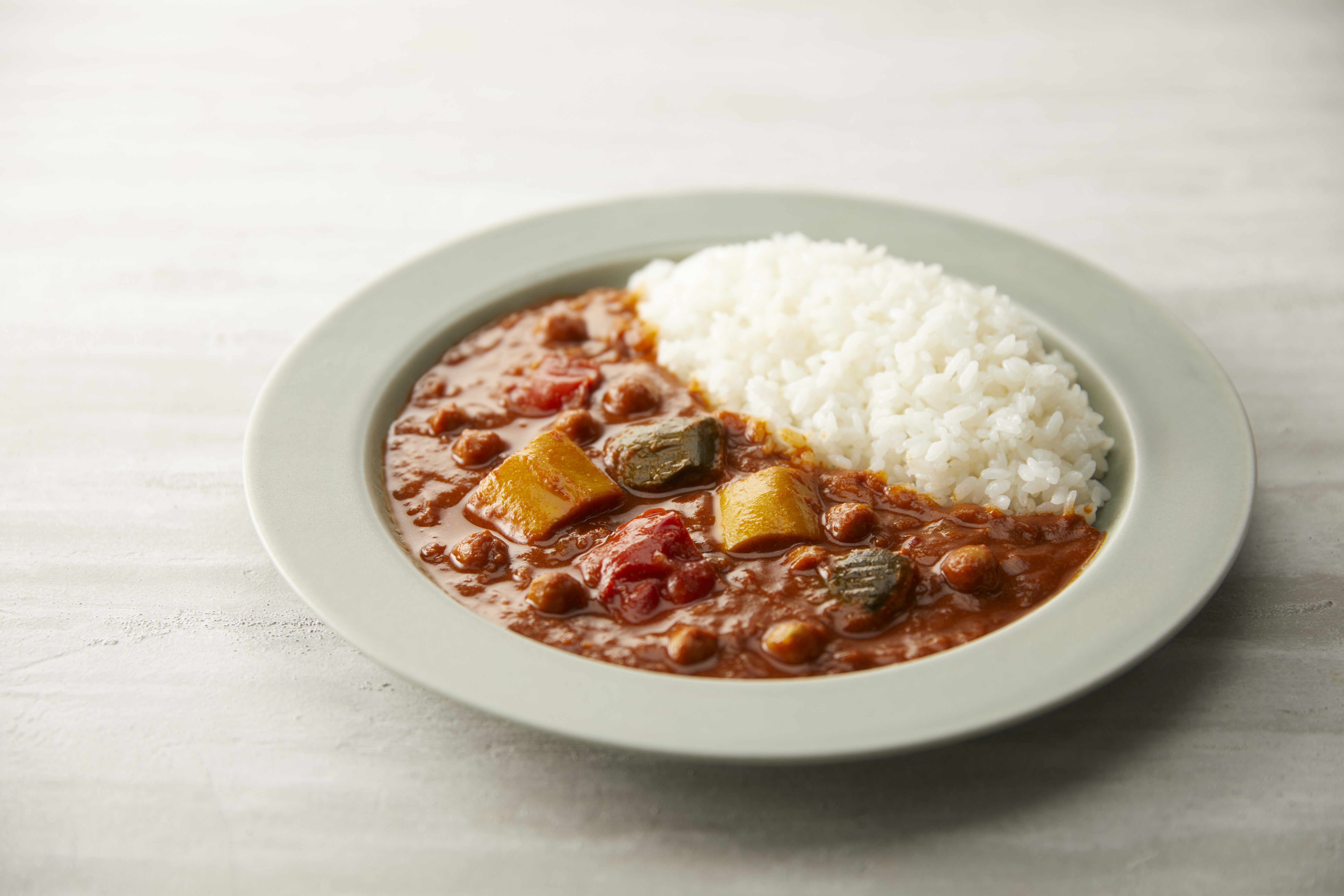 ニシキヤキッチンのラタトゥイユカレーを器に盛りつけたところ