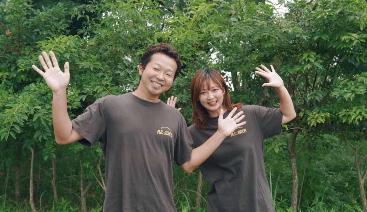 手を振るもじゃ夫婦さん
